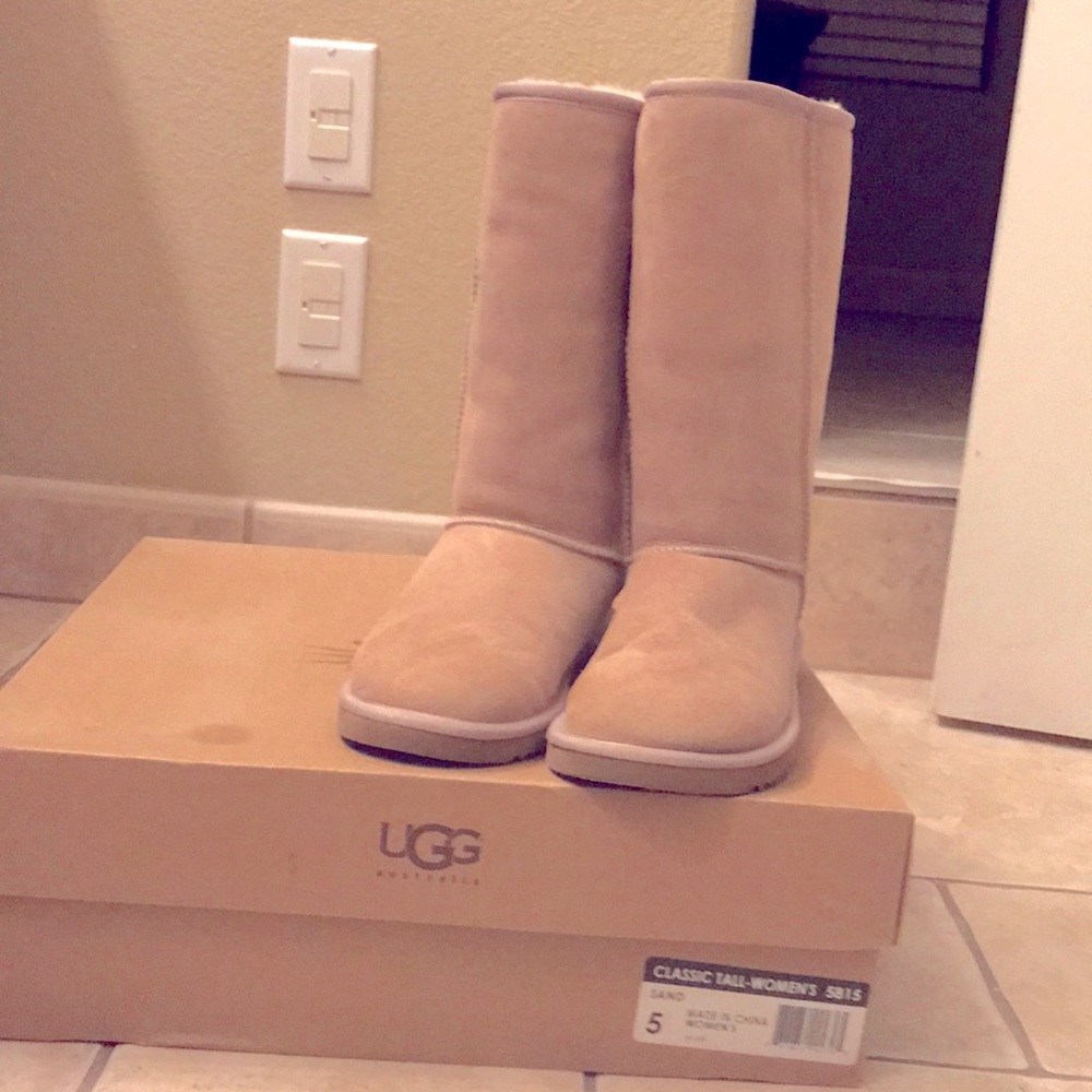 Ugg brand new. Sand color. Size 5 usa